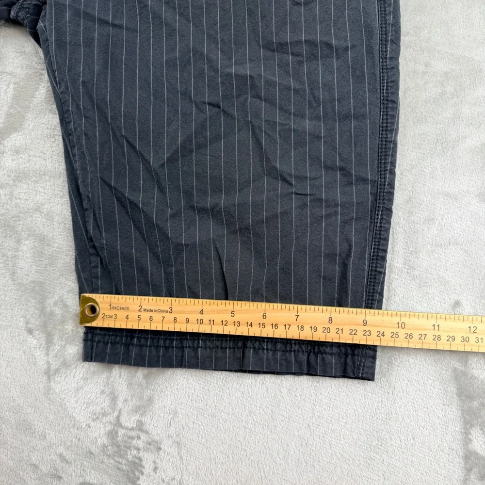 Calvin Klein Jeans Men's‎ Gray Pinstripe Flat Front Casual Chino Shorts Size 32